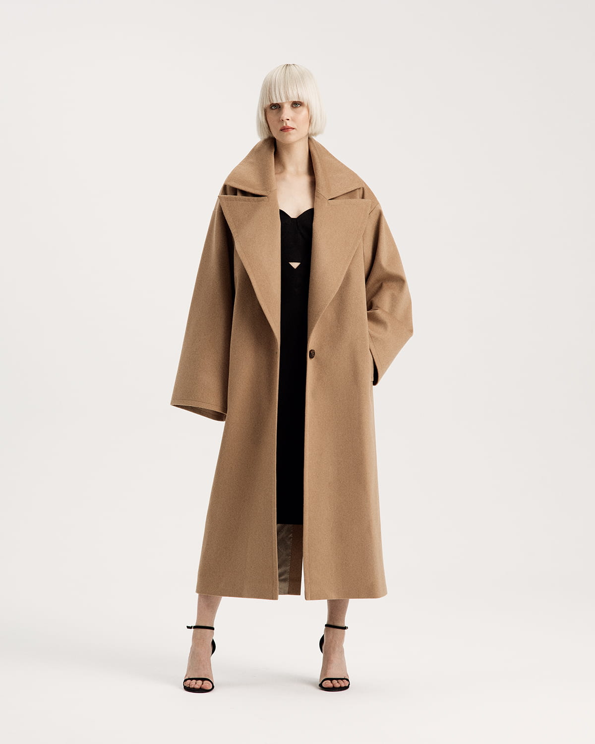 Camel wool maxi coat in beige